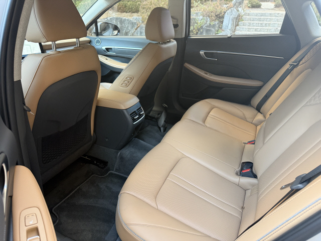 어린 자녀를 둔 부부에게 안성맞춤인 2열 모습.